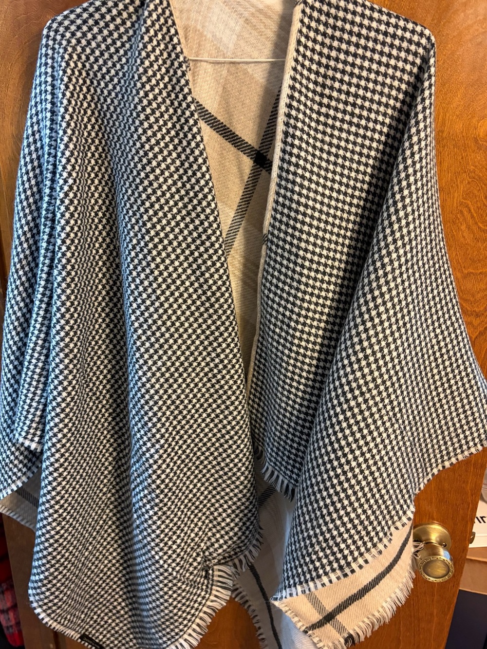 Banana Republic Black & White Houndstooth Cape